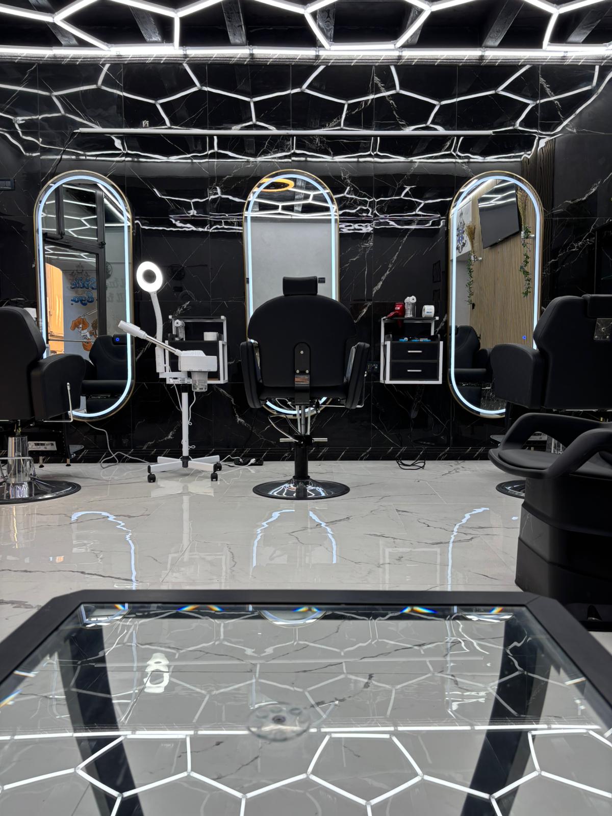 Interno salone EGO Style Cantù - postazioni taglio